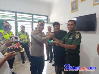 Di Hari Jadi TNI Yang Ke-77, Kapolsek Blahbatuh Kejutkan Danramil 1616-04/Blahbatuh