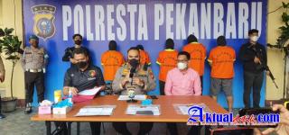 Polresta Pekanbaru Amankan Lima Orang Tersangka Pemalsuan Surat Dokumen PCR