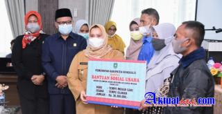 Bupati Bengkalis Kasmarni Bersama Dinas Sosial Serahkan Bantuan (UEP) Ke-26 Kelompok