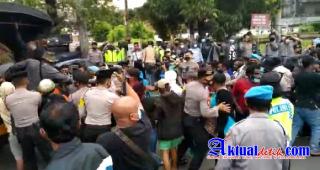 Petugas Gabungan Polrestabes Semarang Bubarkan Unjuk Rasa Puluhan Mahasiswa Papua