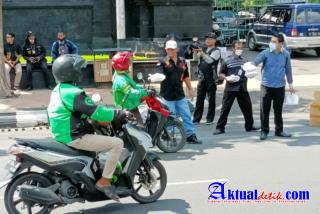 Puluhan Jurnalis Peduli Sosial Bagikan 300 Nasi Kotak di Jumat Berkah 