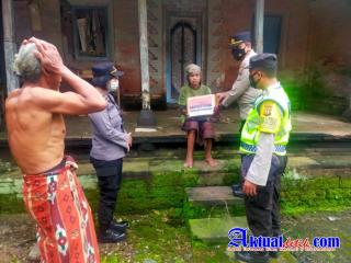 Dampak Penyesuaian Kenaikan BBM, Polsek Klungkung Bagikan Sembako Kepada Warga Kurang Mampu