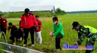 Koramil Trucuk, Bersama Pemdes Tulungrejo Karya Bakti Tanam Bunga