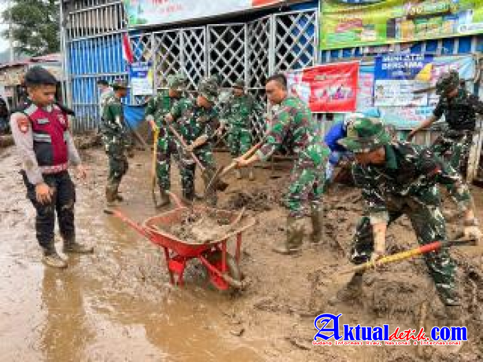 Yonif TP 951/Pandeka Marapi Gerak Cepat Bantu Penanganan Banjir Di Kabupaten Solok