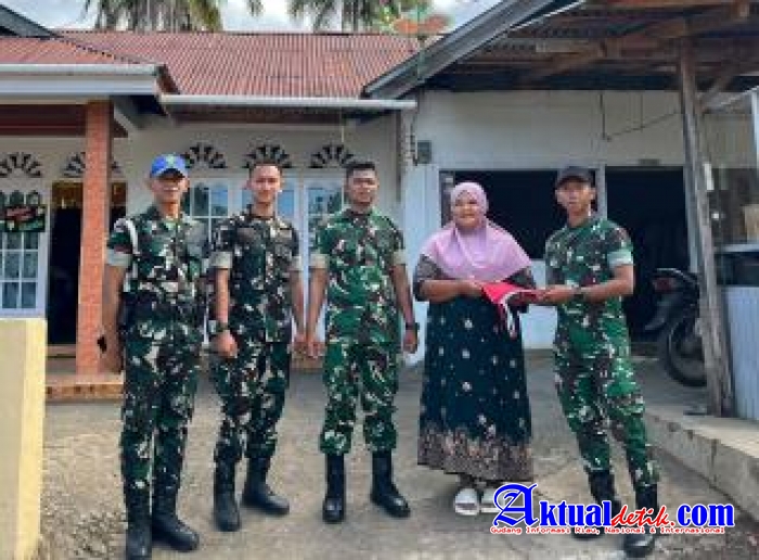 Semarak HUT ke-81 RI, Yonif TP 951/Pandeka Marapi Bagikan Bendera Merah Putih kepada Masyarakat