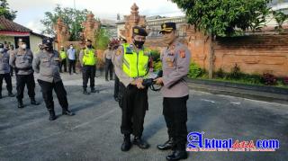 Apresiasi Atas Dedikasinya, Kapolsek Ubud Beri Penghargaan Anggota Teladan dan Menginspirasi