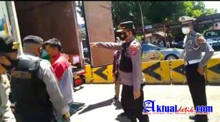 BERITA VIDEO: Kapolsek Kawasan Pelabuhan Padangbai Perketat Pemeriksaan Mobil dan Barang Bawaan