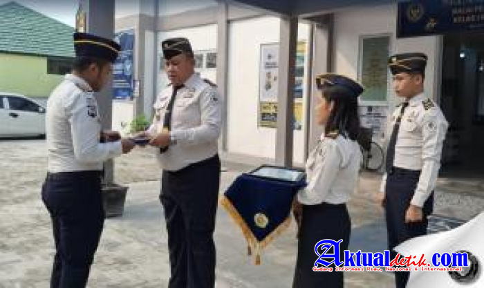 Kepala Bapas Palangka Raya Serahkan Piagam penghargaan Pegawai Teladan Triwulan III Tahun 2026
